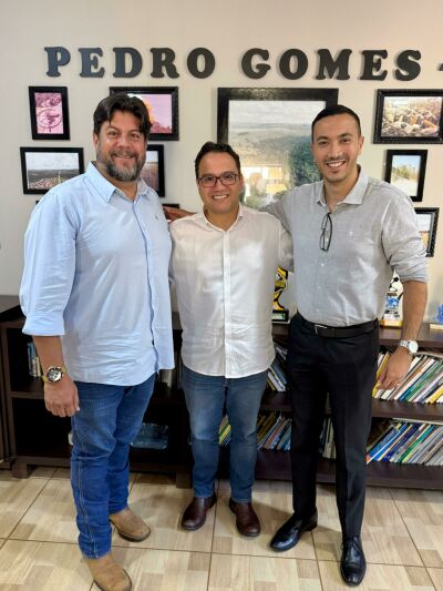 Imagem da notícia Prefeito de Pedro Gomes, Delegado Murilo cobra renovação de ônibus escolares e recebe apoio de deputado Pedrossian Neto